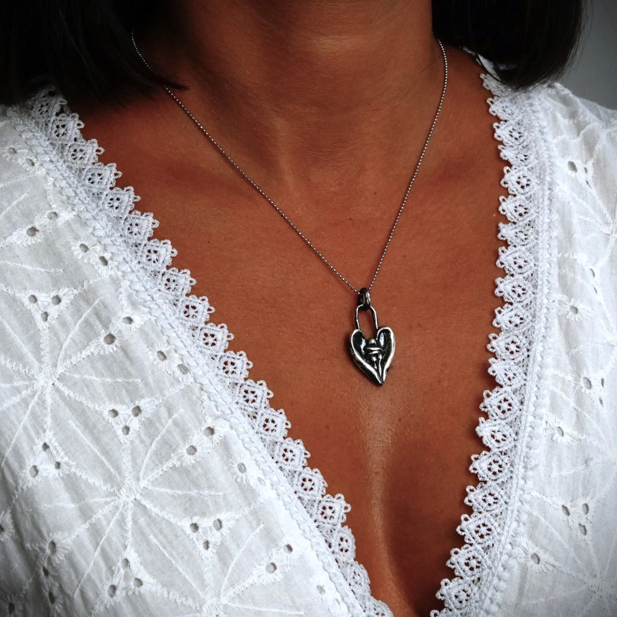 „Engelsumarmung“-Anhänger aus 925er Silber – Talisman für Trost und Schutz, oxidierter Skulpturenschmuck im Boho- und rustikalen Stil | Art Diva