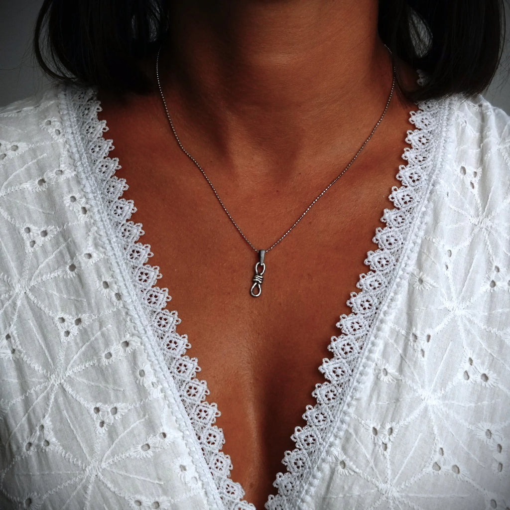 Schmuck aus 925er Silber – Knoten der unendlichen Liebe, handgefertigter Anhänger mit Ewigkeitssymbol für Armband oder Halskette, rustikaler Skulpturenschmuck | Art Diva