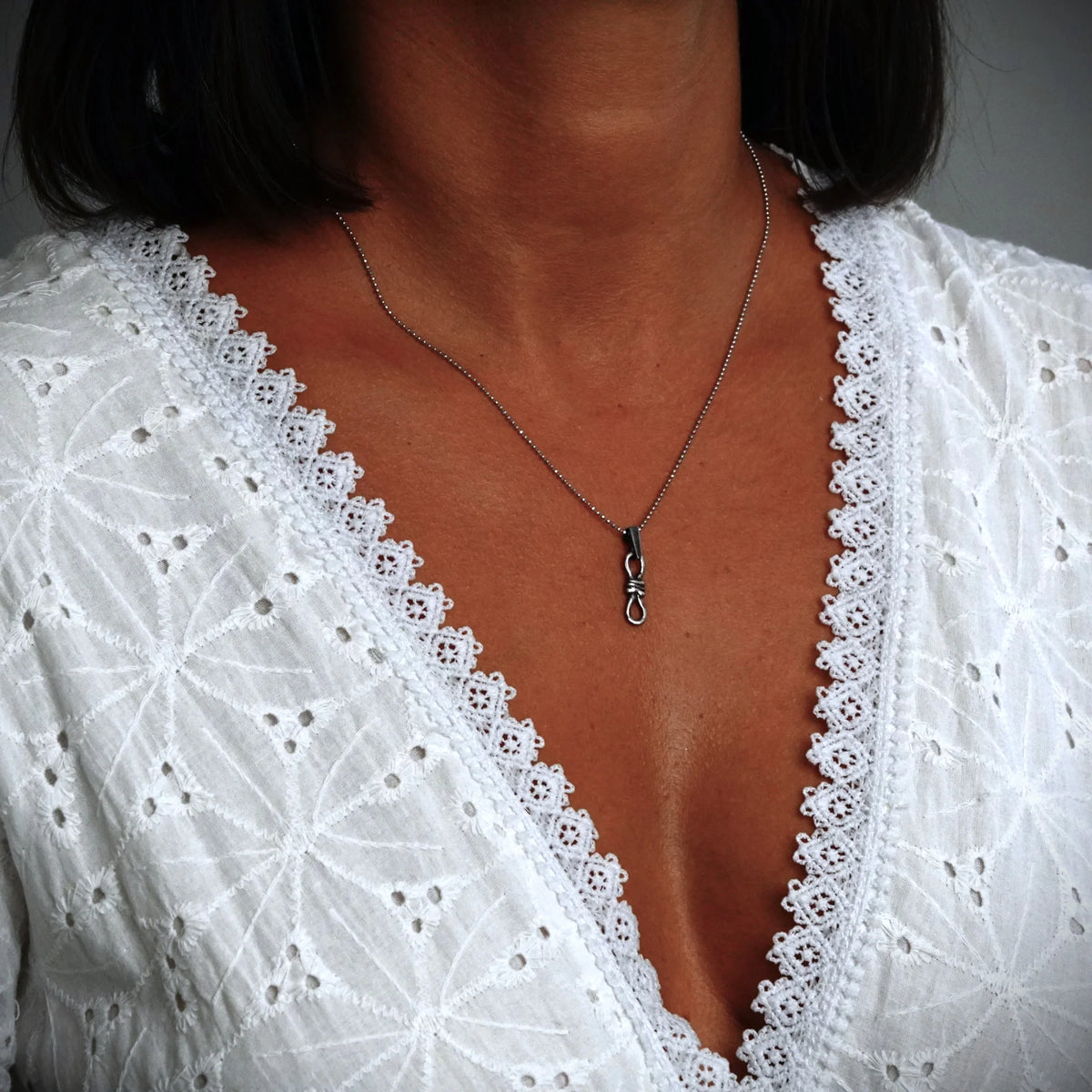 Schmuck aus 925er Silber – Knoten der unendlichen Liebe, handgefertigter Anhänger mit Ewigkeitssymbol für Armband oder Halskette, rustikaler Skulpturenschmuck | Art Diva
