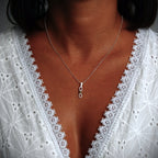 Schmuck aus 925er Silber – Knoten der unendlichen Liebe, handgefertigter Anhänger mit Ewigkeitssymbol im rustikalen Skulpturenstil | Art Diva