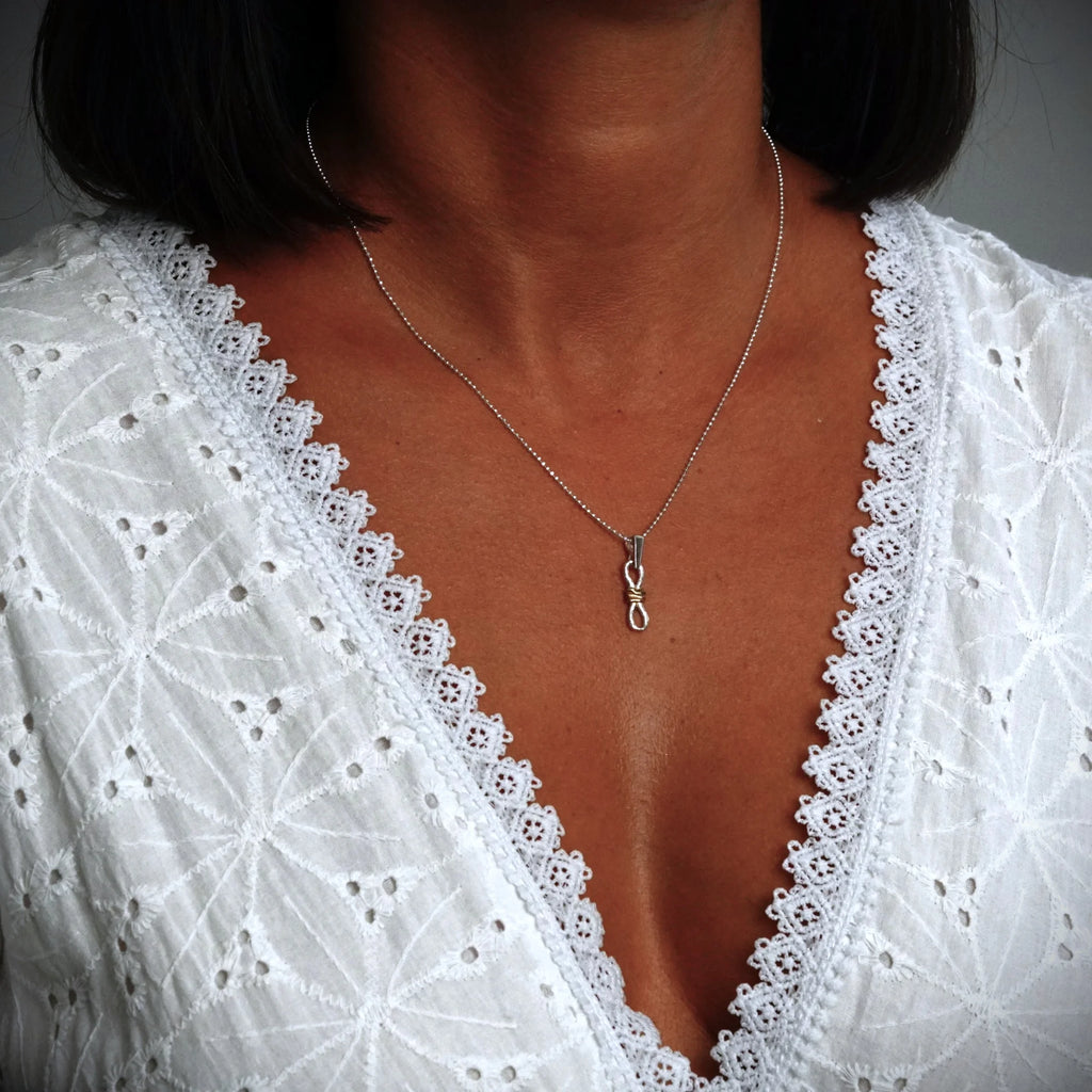 Schmuck aus 925er Silber – Knoten der unendlichen Liebe, handgefertigter Anhänger mit Ewigkeitssymbol im rustikalen Skulpturenstil | Art Diva