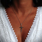„Kreuz des Glaubens“ – Kruzifix aus 925er Silber mit kunstvoll gestalteter Christusfigur, handgefertigtes Symbol für Stärke und Spiritualität im Vintage-, Boho- und rustikalen Stil | Art Diva