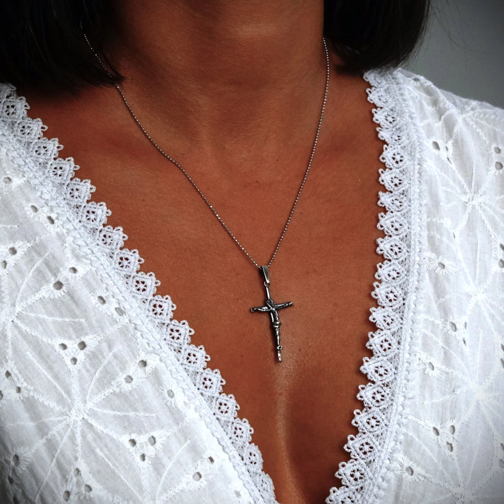„Kreuz des Glaubens“ – Kruzifix aus 925er Silber mit kunstvoll gestalteter Christusfigur, handgefertigtes Symbol für Stärke und Spiritualität im Vintage-, Boho- und rustikalen Stil | Art Diva