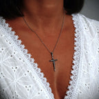 „Kreuz des Glaubens“ – Kruzifix aus 925er Silber mit kunstvoll gestalteter Christusfigur, handgefertigtes Symbol für Stärke und Spiritualität im Vintage-, Boho- und rustikalen Stil | Art Diva