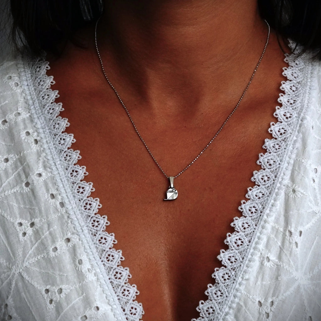 „Spätzchen“-Anhänger aus 925er Silber – oxidierter Talisman für Freiheit, Leichtigkeit und Wärme, handgefertigter Skulpturenschmuck im Boho- und rustikalen Stil | Art Diva