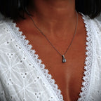 „Spätzchen“-Anhänger aus 925er Silber – oxidierter Talisman für Freiheit, Leichtigkeit und Wärme, handgefertigter Skulpturenschmuck im Boho- und rustikalen Stil | Art Diva