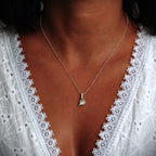 „Spätzchen“ – Anhänger aus 925er Silber mit goldfarbenen Akzenten, Talisman für Freiheit, Leichtigkeit und Wärme, Skulpturenschmuck im Boho- und rustikalen Stil | Art Diva