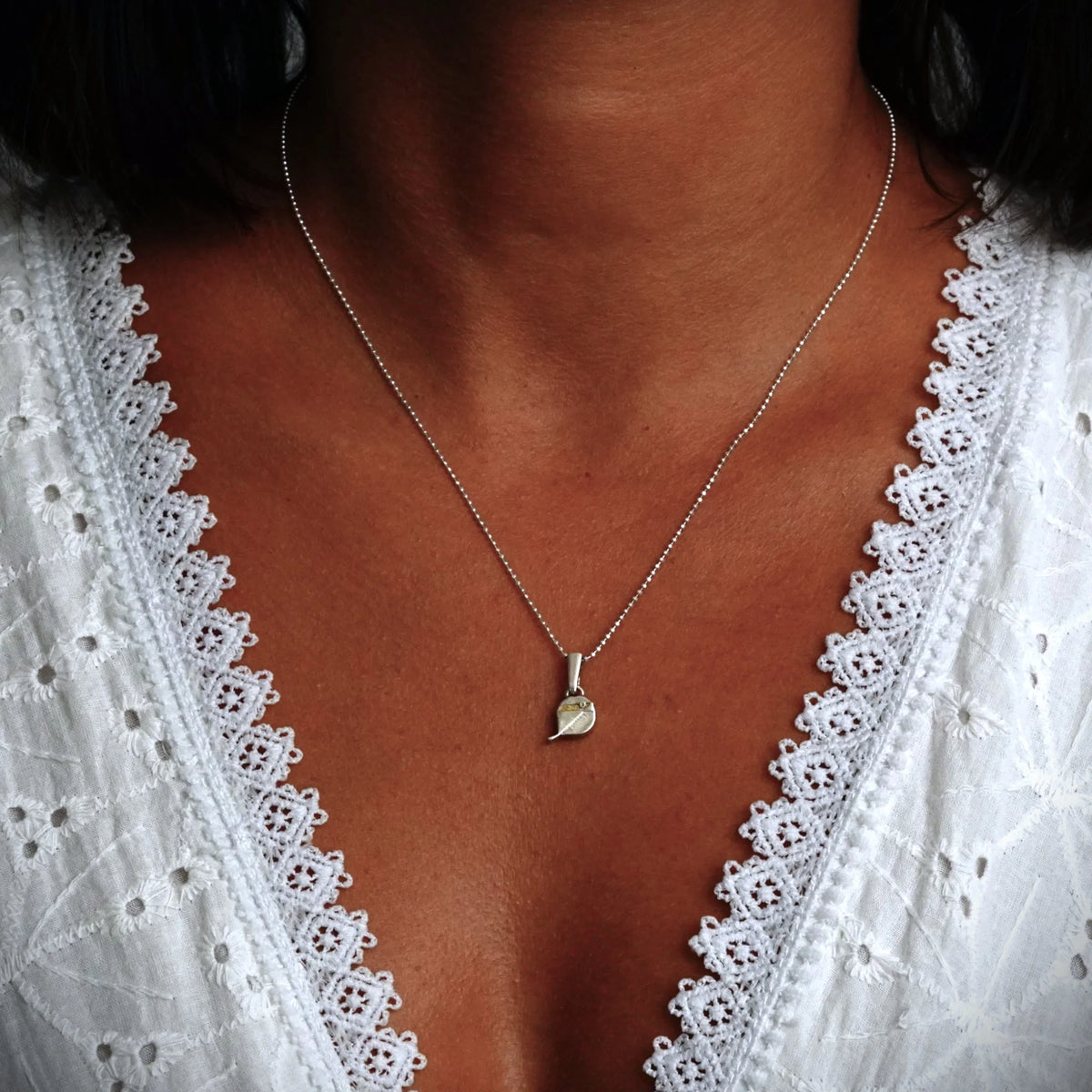 „Spätzchen“ – Anhänger aus 925er Silber mit goldfarbenen Akzenten, Talisman für Freiheit, Leichtigkeit und Wärme, Skulpturenschmuck im Boho- und rustikalen Stil | Art Diva