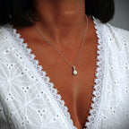 „Spätzchen“ – Anhänger aus 925er Silber mit goldfarbenen Akzenten, Talisman für Freiheit, Leichtigkeit und Wärme, Skulpturenschmuck im Boho- und rustikalen Stil | Art Diva