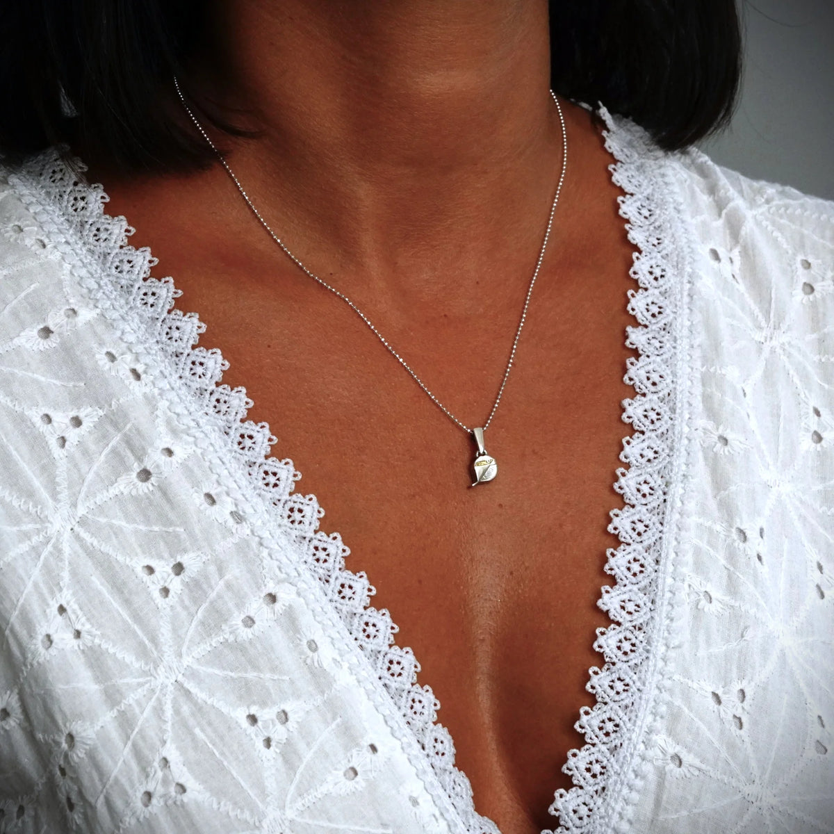 „Spätzchen“ – Anhänger aus 925er Silber mit goldfarbenen Akzenten, Talisman für Freiheit, Leichtigkeit und Wärme, Skulpturenschmuck im Boho- und rustikalen Stil | Art Diva
