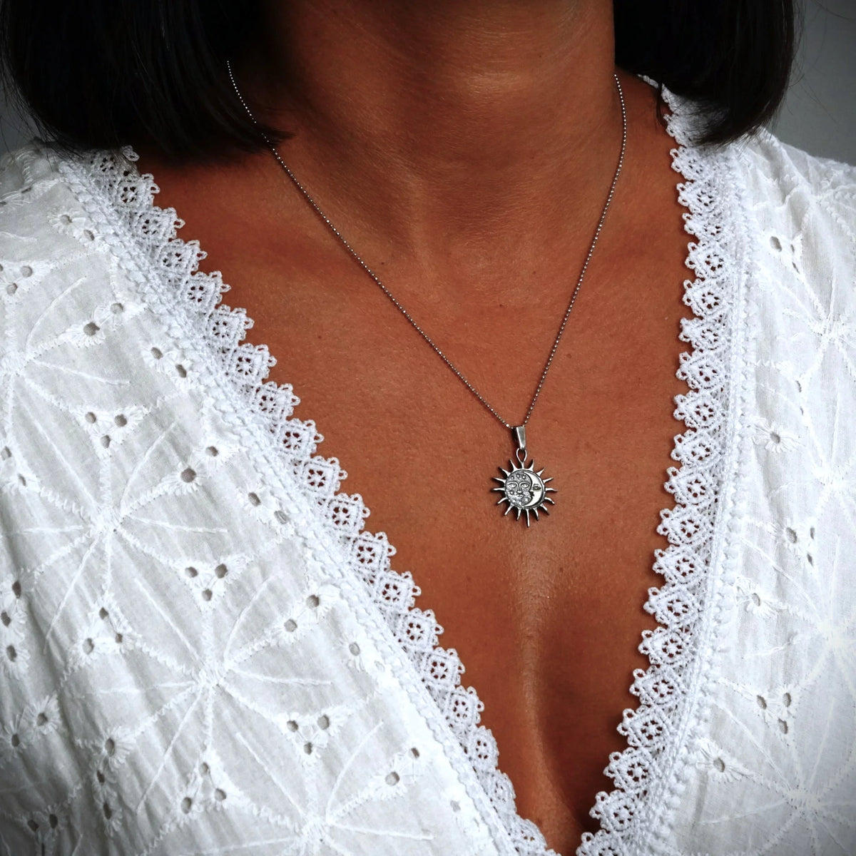 „Tag und Nacht“-Anhänger aus 925er Silber mit Sonne und Mond – Skulpturenschmuck im Boho- und rustikalen Stil | Art Diva