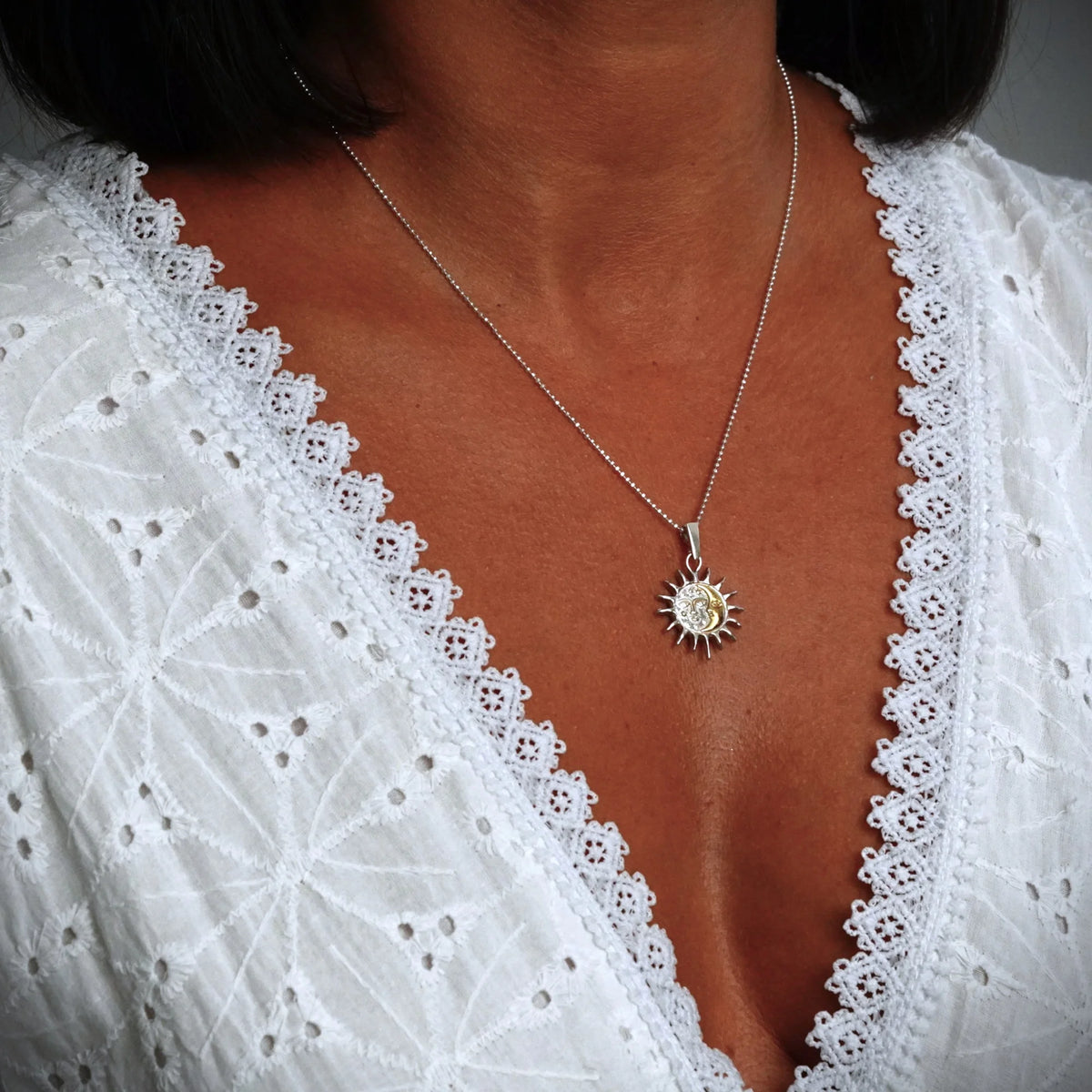 „Tag und Nacht“-Anhänger aus 925er Silber mit goldfarbenen Akzenten und Sonne-Mond-Motiv – Skulpturenschmuck im Boho-Stil | Art Diva