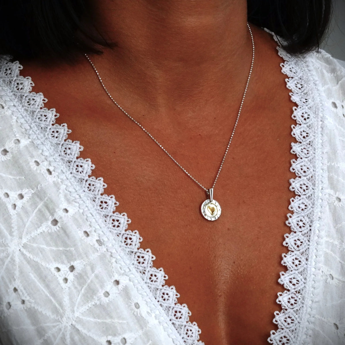 „Goldenes Herz im Kreis“ – handgefertigter Anhänger aus 925er Silber, Talisman für Liebe und Wärme, Schmuck im Boho- und rustikalen Stil | Art Diva