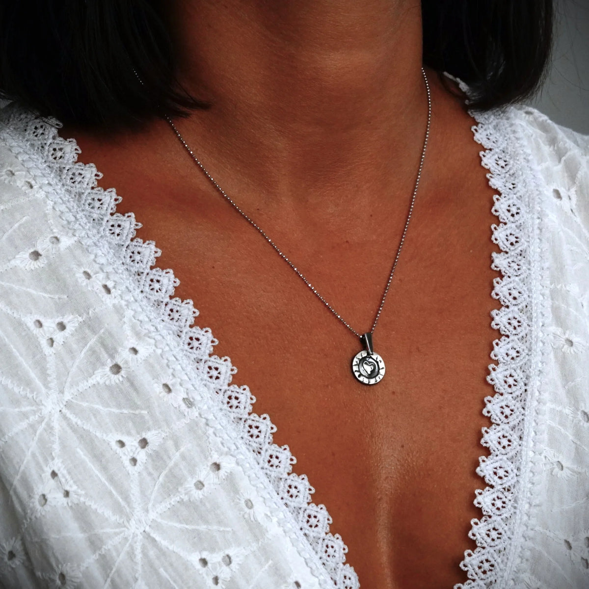 „Herz im Kreis“ – handgefertigter Anhänger aus 925er Silber, Talisman für Liebe und Schutz, Skulpturenschmuck im Boho- und rustikalen Stil | Art Diva