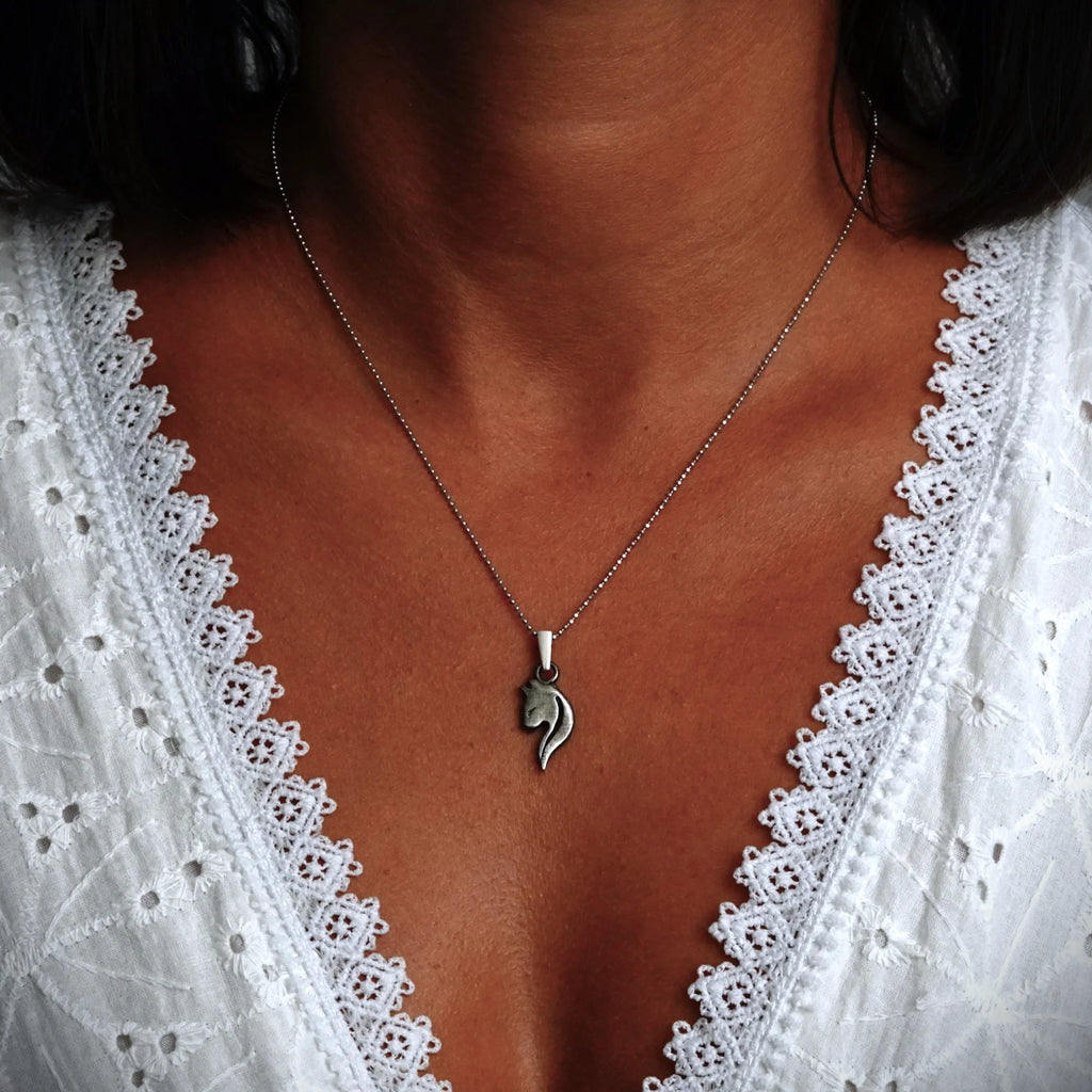 „Katze“ – oxidierter Anhänger aus 925er Silber, Talisman für Intuition, Anmut und Schutz, Schmuckstück im Boho- und rustikalen Stil für Katzenliebhaber | Art Diva