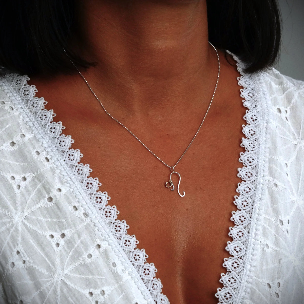 „Kätzchen“-Anhänger aus 925er Silber mit goldfarbenem Akzent – filigraner Talisman für Zärtlichkeit und Schutz, Skulpturenschmuck im Boho-Stil | Art Diva