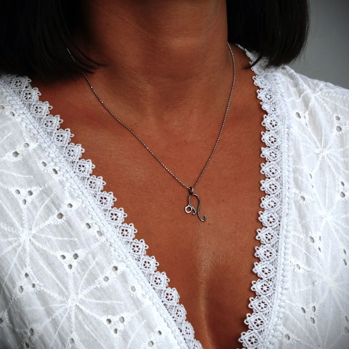 „Kätzchen“-Anhänger aus 925er Silber mit partieller Oxidation – filigranes Symbol für Unabhängigkeit und Intuition, Skulpturenschmuck im Boho-Stil | Art Diva