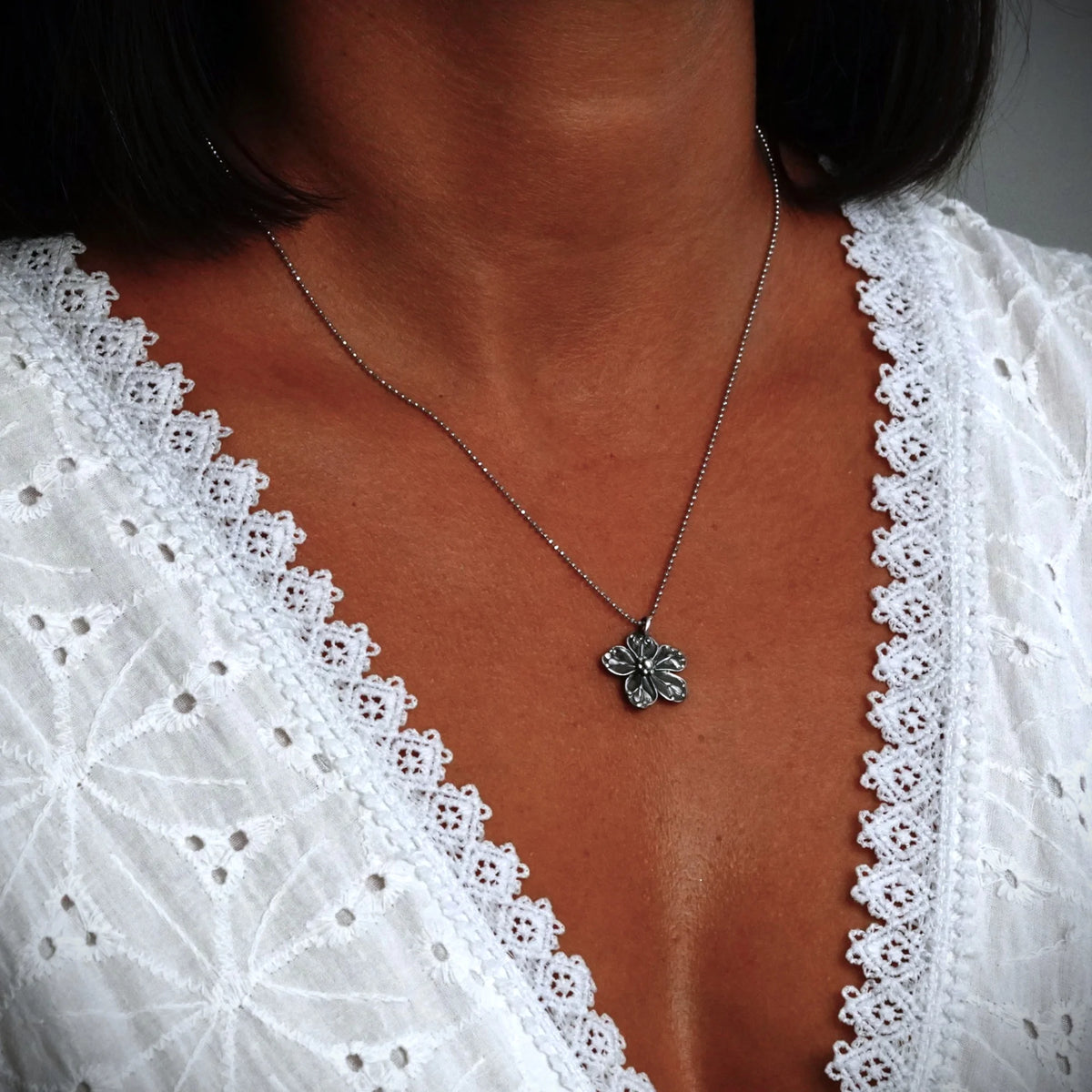 „Sauerkirschblüte“ – handgefertigter Anhänger aus 925er Silber, Talisman für Liebe, einen Neuanfang und Harmonie, Skulpturenschmuck im Boho- und rustikalen Stil | Art Diva