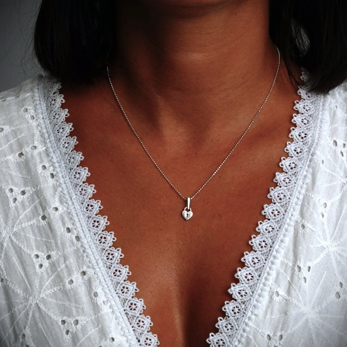 „Herzschloss“-Anhänger aus 925er Silber – Talisman für Liebe und Schutz, Skulpturenschmuck im Boho- und rustikalen Stil | Art Diva