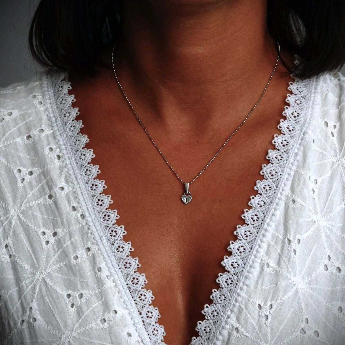 „Herzschloss“-Anhänger aus 925er Silber – Talisman für Liebe und Schutz, teilweise oxidierter Skulpturenschmuck im Boho- und rustikalen Stil mit Vintage-Effekt | Art Diva