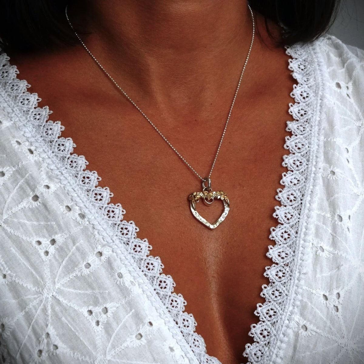 „Offenes Herz“-Anhänger für Damen aus 925er Silber mit goldfarbenen Akzenten – Skulpturenschmuck im Boho- und rustikalen Stil | Art Diva