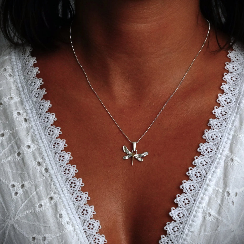 „Libelle“-Anhänger aus 925er Silber mit goldfarbenen Akzenten – Talisman für Veränderung, Leichtigkeit und innere Freiheit, handgefertigt im Boho- und rustikalen Stil | Art Diva