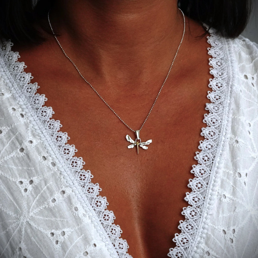 „Libelle“-Anhänger aus 925er Silber mit goldfarbenen Akzenten – Talisman für Veränderung, Leichtigkeit und innere Freiheit, handgefertigt im Boho- und rustikalen Stil | Art Diva