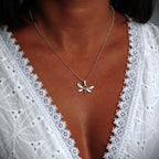 „Libelle“-Anhänger aus 925er Silber mit goldfarbenen Akzenten – Talisman für Veränderung, Leichtigkeit und innere Freiheit, handgefertigt im Boho- und rustikalen Stil | Art Diva