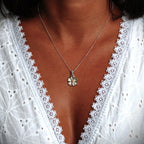 „Kirschblüte“ – Anhänger aus 925er Silber mit goldfarbenen Akzenten, Talisman für Frühling und Neubeginn, handgefertigter Skulpturenschmuck im Boho- und rustikalen Stil | Art Diva