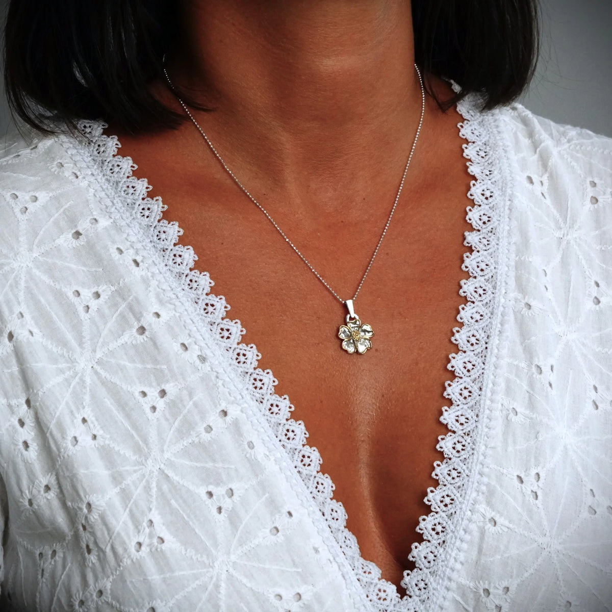 „Kirschblüte“ – Anhänger aus 925er Silber mit goldfarbenen Akzenten, Talisman für Frühling und Neubeginn, handgefertigter Skulpturenschmuck im Boho- und rustikalen Stil | Art Diva