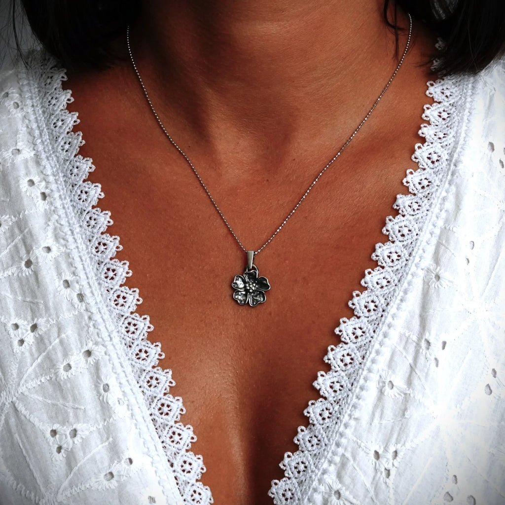 „Kirschblüte“ – oxidierter Anhänger aus 925er Silber, Talisman für Frühling und Neubeginn, handgefertigter Skulpturenschmuck im Boho- und rustikalen Stil | Art Diva