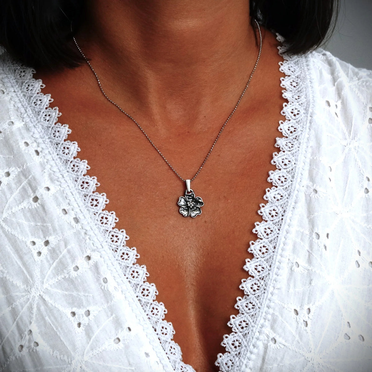 „Kirschblüte“ – oxidierter Anhänger aus 925er Silber, Talisman für Frühling und Neubeginn, handgefertigter Skulpturenschmuck im Boho- und rustikalen Stil | Art Diva