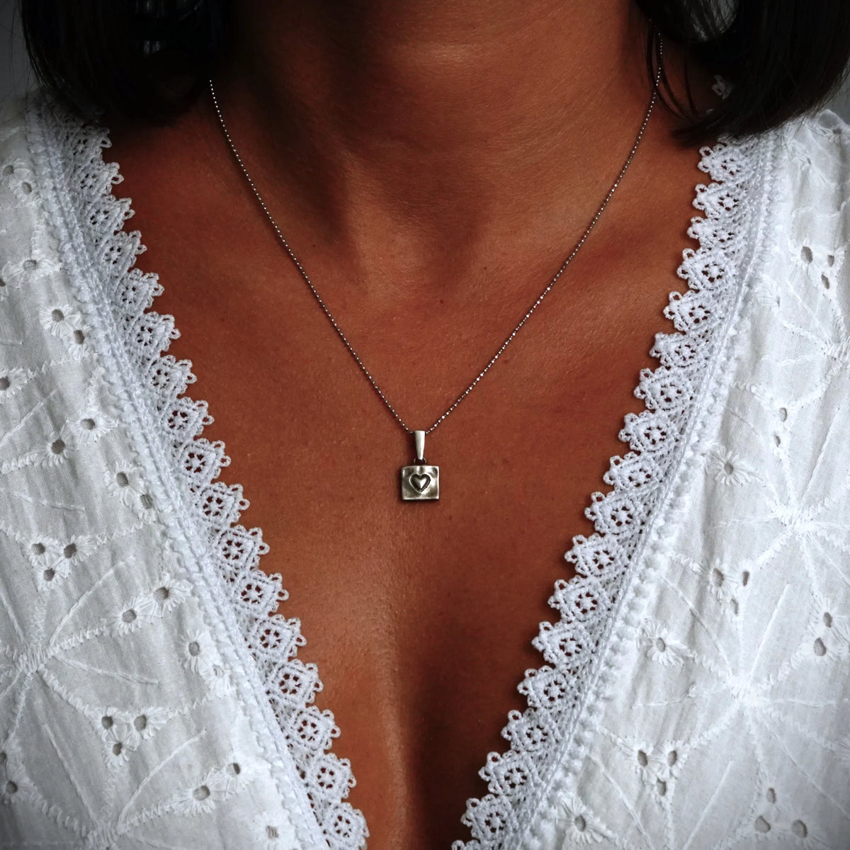 „Herz im Quadrat“ – handgefertigter Anhänger aus 925er Silber, Talisman für Liebe und Zuneigung, Skulpturenschmuck im Boho- und rustikalen Stil | Art Diva