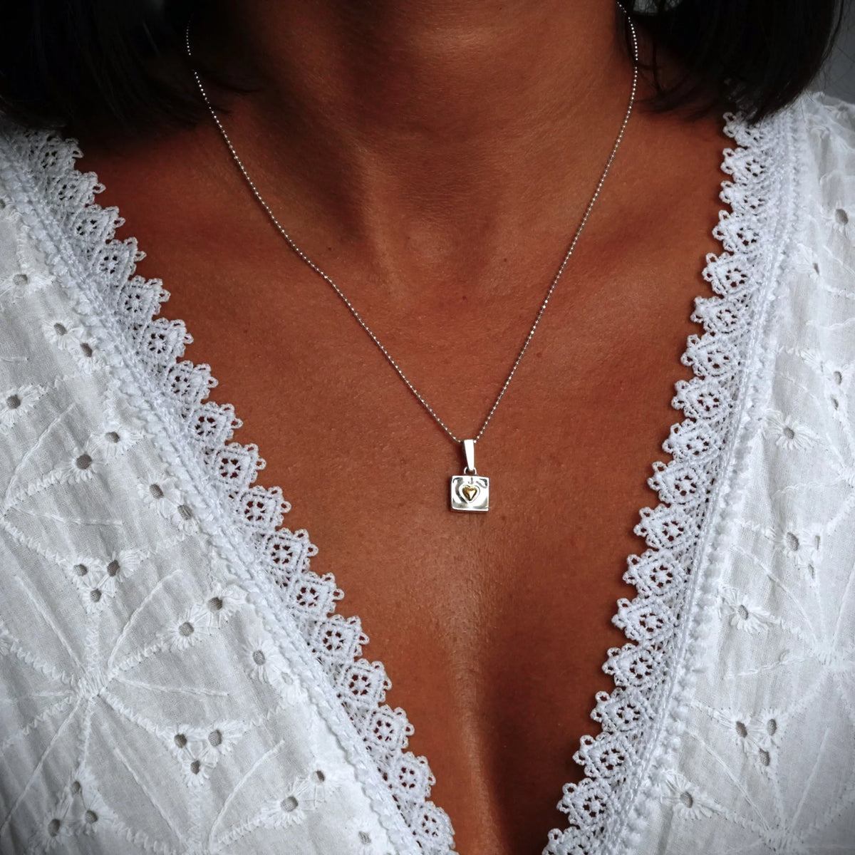 „Herz im Quadrat“ – Anhänger aus 925er Silber mit goldfarbenen Akzenten, Skulpturenschmuck im Boho- und rustikalen Stil | Art Diva