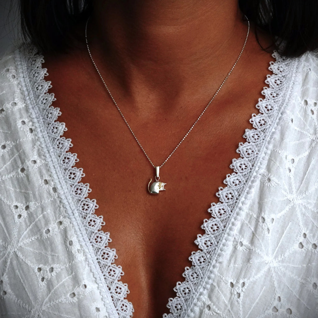 „Pisana“ – Katzen-Anhänger aus 925er Silber für Katzen- und Tierliebhaber, Skulpturenschmuck im Boho- und rustikalen Stil | Art Diva