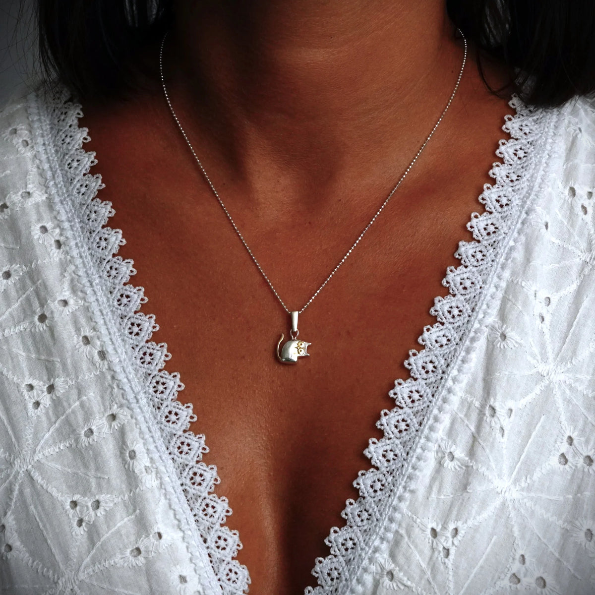 „Pisana“ – Katzen-Anhänger aus 925er Silber für Katzen- und Tierliebhaber, Skulpturenschmuck im Boho- und rustikalen Stil | Art Diva