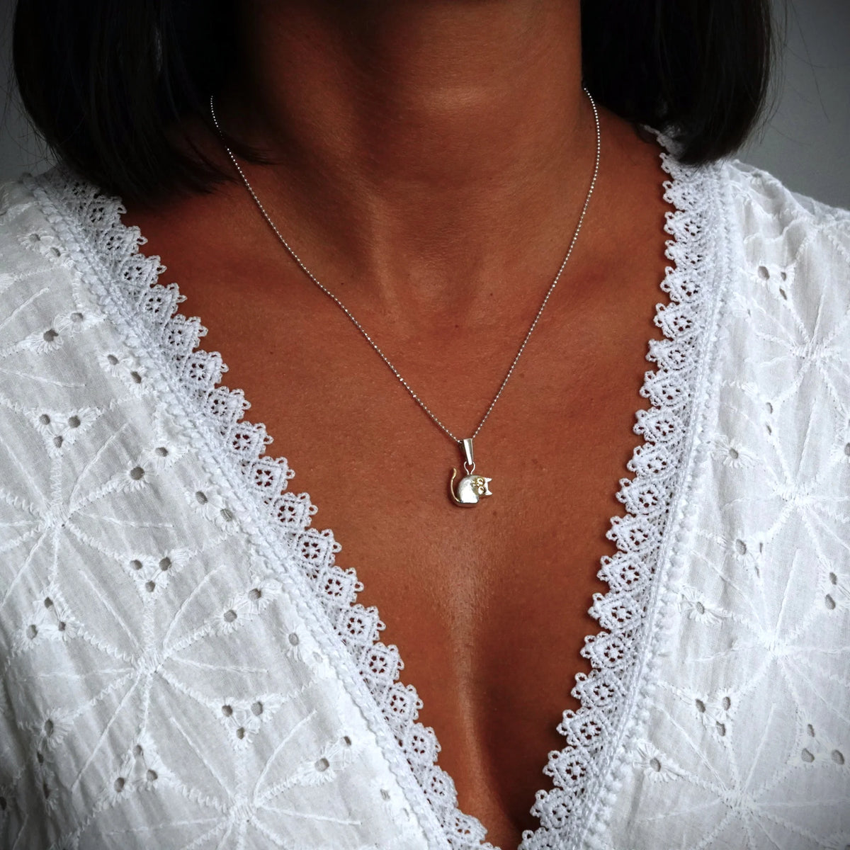 „Pisana“ – Katzen-Anhänger aus 925er Silber für Katzen- und Tierliebhaber, Skulpturenschmuck im Boho- und rustikalen Stil | Art Diva