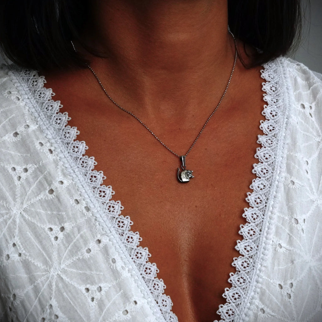 „Pisana“ – oxidierter Katzen-Anhänger aus 925er Silber für Katzenliebhaber, Skulpturenschmuck im Boho- und rustikalen Stil | Art Diva