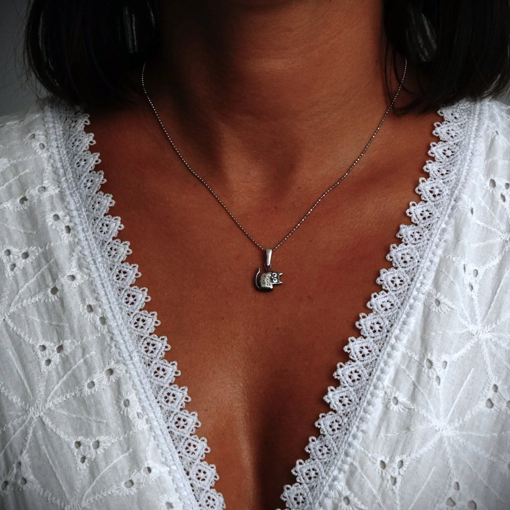 „Pisana“ – oxidierter Katzen-Anhänger aus 925er Silber für Katzenliebhaber, Skulpturenschmuck im Boho- und rustikalen Stil | Art Diva