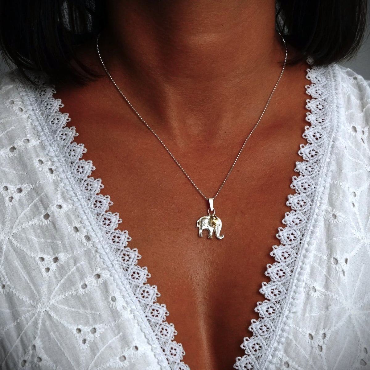 „Kleiner Elefant“-Anhänger aus 925er Silber mit goldfarbenen Akzenten – Symbol für Glück, Weisheit und Schutz, Skulpturenschmuck im Boho- und rustikalen Stil | Art Diva
