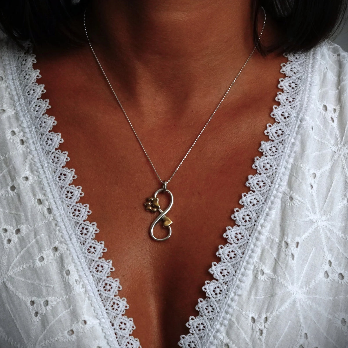 „Unendlichkeit mit Herz und Pfote“-Schmuckelement aus 925er Silber mit goldfarbenen Akzenten – für Halskette oder Armband, Talisman für Verbundenheit und Treue | Art Diva
