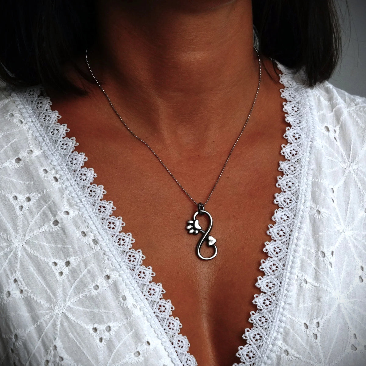 „Unendlichkeit mit Herz und Pfote“-Schmuckelement aus 925er Silber – teilweise oxidiert mit Vintage-Effekt, für Halskette oder Armband, Talisman für Verbundenheit und Treue | Art Diva