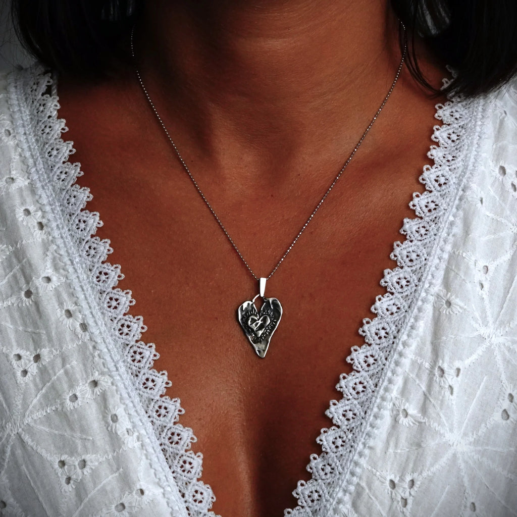 Herz-in-Herz-Anhänger aus 925er Silber – Talisman für Liebe und tiefe Verbundenheit, handgefertigter Skulpturenschmuck im Boho- und rustikalen Stil | Art Diva