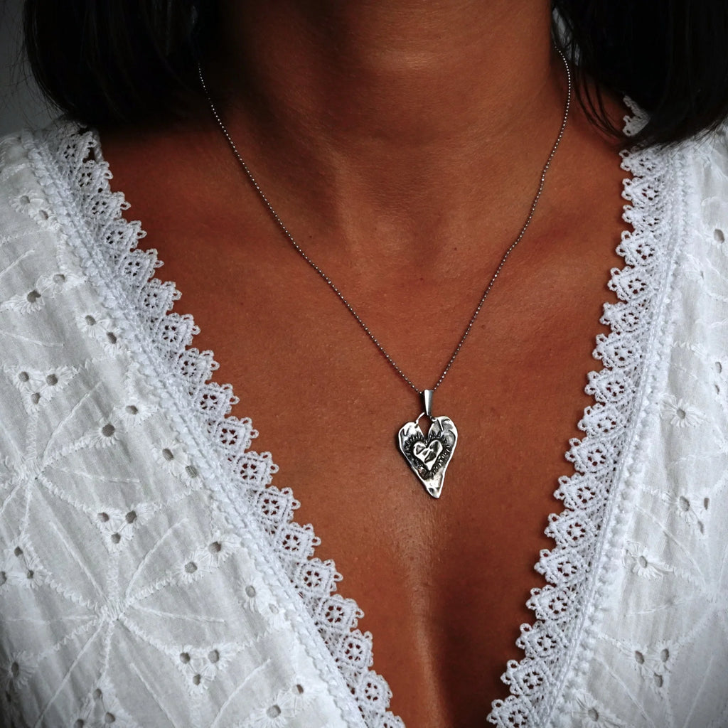 Herz-in-Herz-Anhänger aus 925er Silber – Talisman für Liebe und tiefe Verbundenheit, handgefertigter Skulpturenschmuck im Boho- und rustikalen Stil | Art Diva