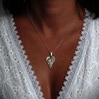 Herz-Anhänger mit goldenem Herz aus 925er Silber – Talisman für Liebe und tiefe Verbundenheit, handgefertigt im Boho- und rustikalen Stil | Art Diva