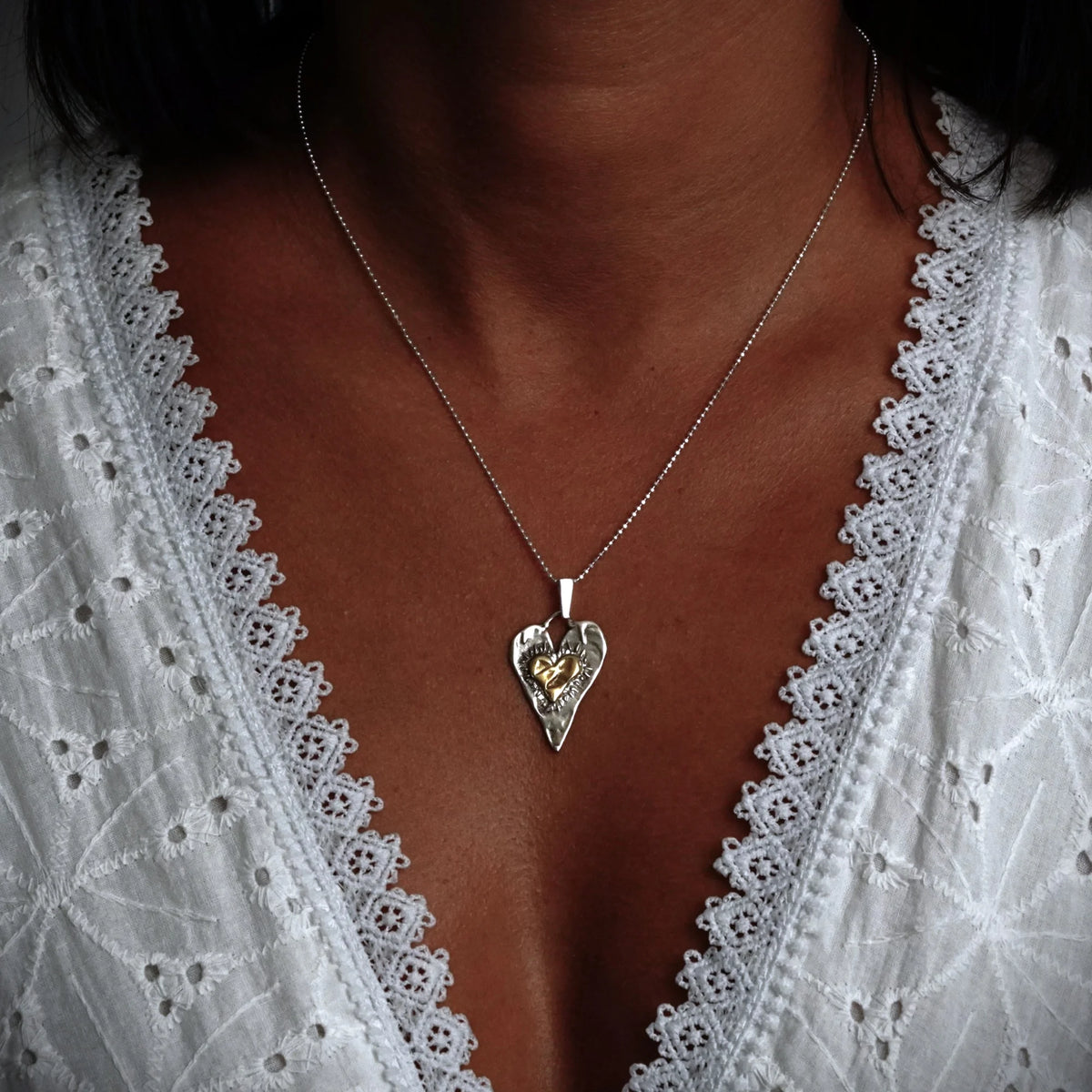 Herz-Anhänger mit goldenem Herz aus 925er Silber – Talisman für Liebe und tiefe Verbundenheit, handgefertigt im Boho- und rustikalen Stil | Art Diva