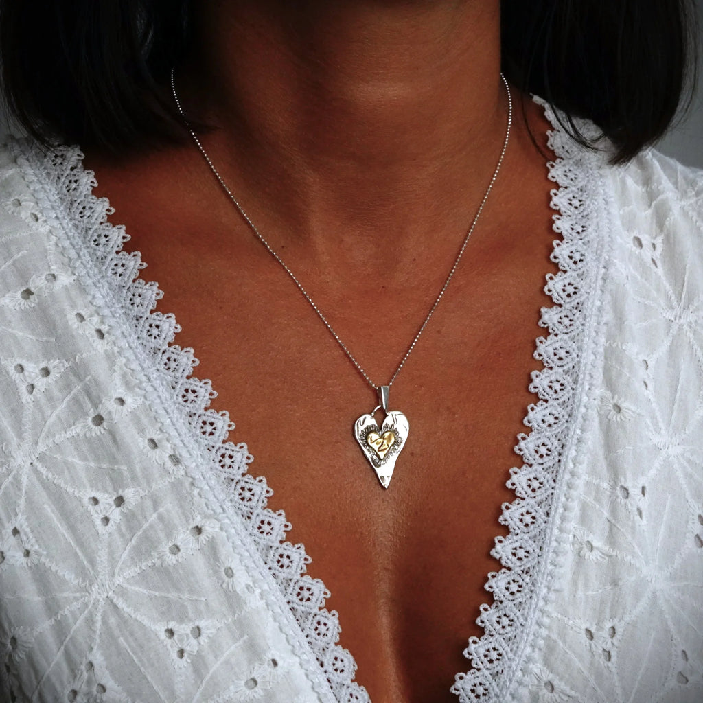 Herz-Anhänger mit goldenem Herz aus 925er Silber – Talisman für Liebe und tiefe Verbundenheit, handgefertigt im Boho- und rustikalen Stil | Art Diva
