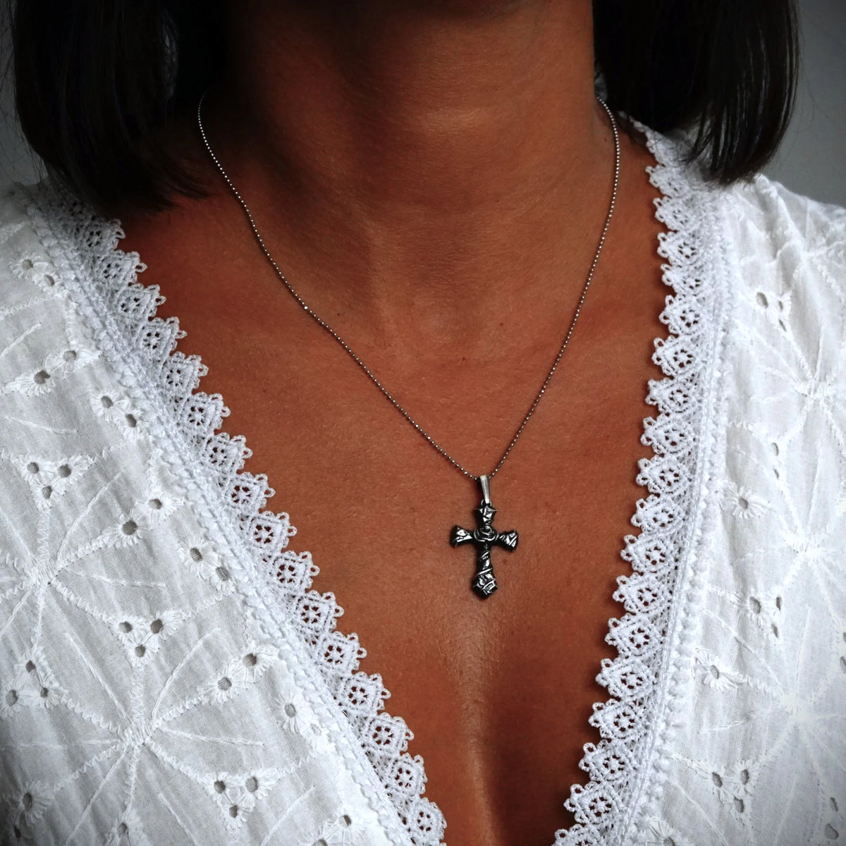 Kreuz-Anhänger mit Rose aus 925er Silber – oxidiertes Boho-Rustik-Design | Art Diva