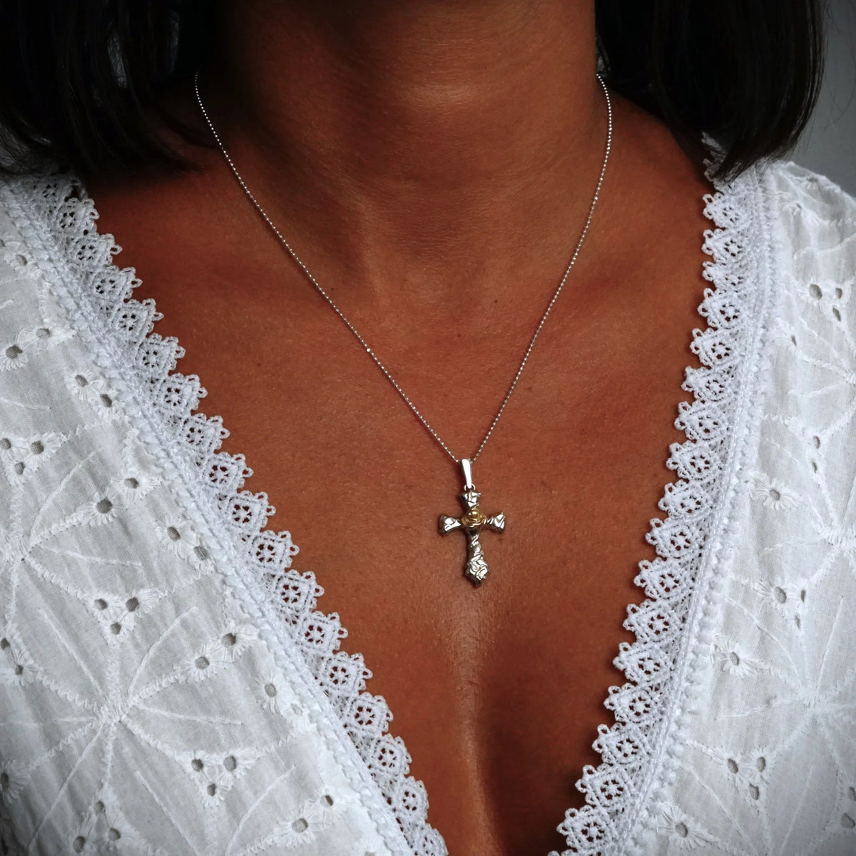 Kreuz-Anhänger mit Rose für Damen aus 925er Silber – kunstvolles Design | Art Diva