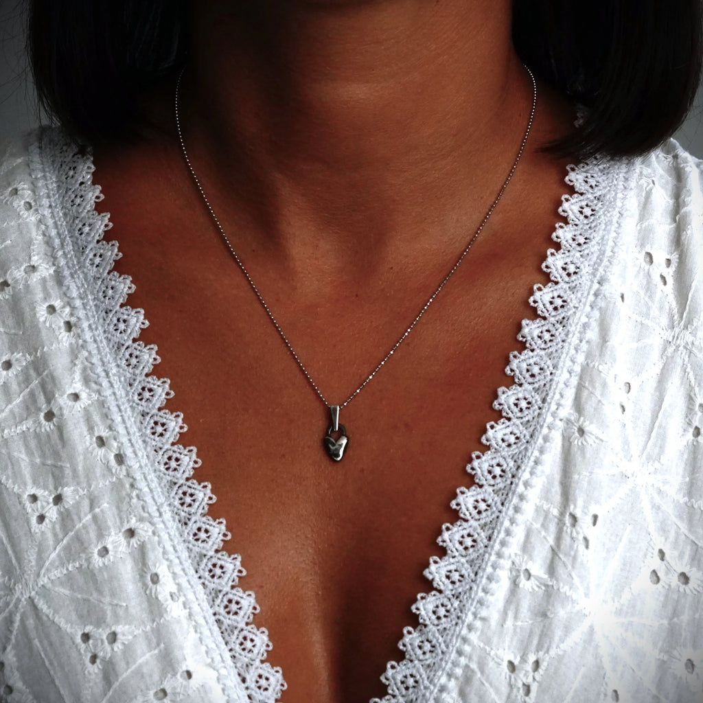 „Flauschiges Herz“-Miniaturanhänger aus 925er Silber – Talisman für Liebe, Zärtlichkeit und Fürsorge, handgefertigt im Boho-Stil | Art Diva
